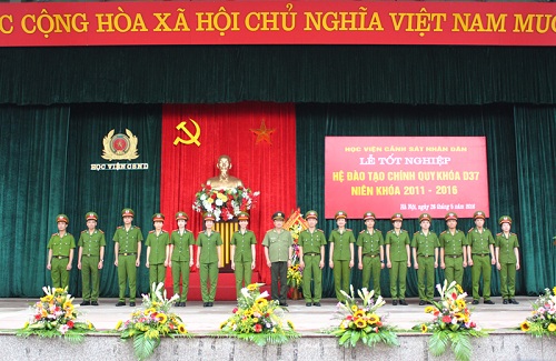15 typical students of the course D37 were worn the rank by Senior Lieutenant General, Dr. Nguyen Van Thanh, Vice Minister of Public Security
